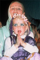 Madre con su hija en un ritual.